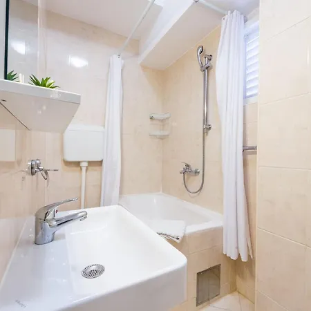 Old Town Finest - Two-bedroom 4 2 Adults - Lucarica 4 Street First Floor