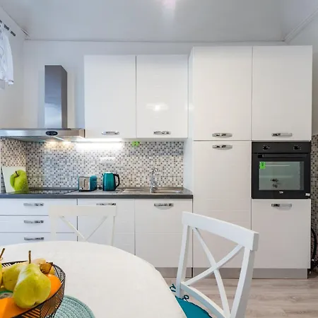 Old Town Finest - Two-bedroom 4 2 Adults - Lucarica 4 Street First Floor Apartment *