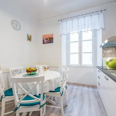 Old Town Finest - Two-bedroom 4 2 Adults - Lucarica 4 Street First Floor Apartment