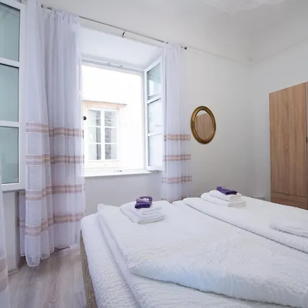 Old Town Finest - Two-bedroom 4 2 Adults - Lucarica 4 Street First Floor