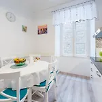 In For 6 People Apartment